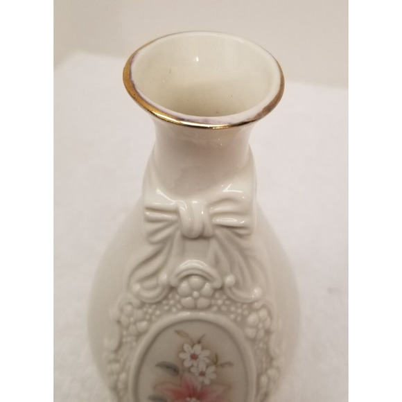 Vintage Cameo Ribbon Vase Royal Heritage Collection White Porcelain 6 inch - Picture 3 of 8